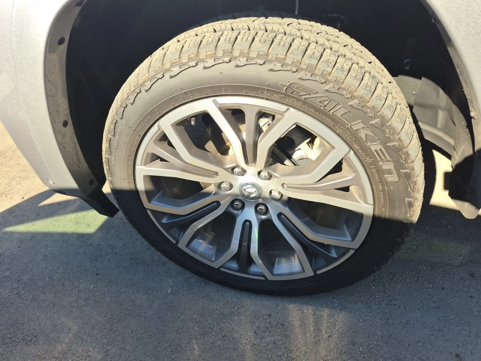 Front driver wheel/tire photo