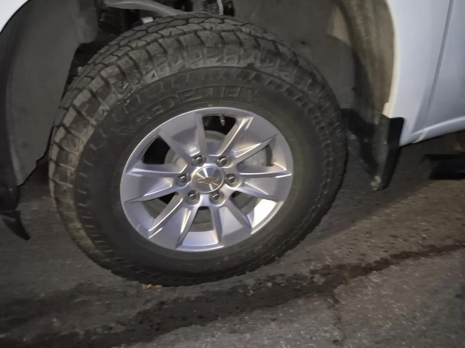 Front driver wheel/tire photo