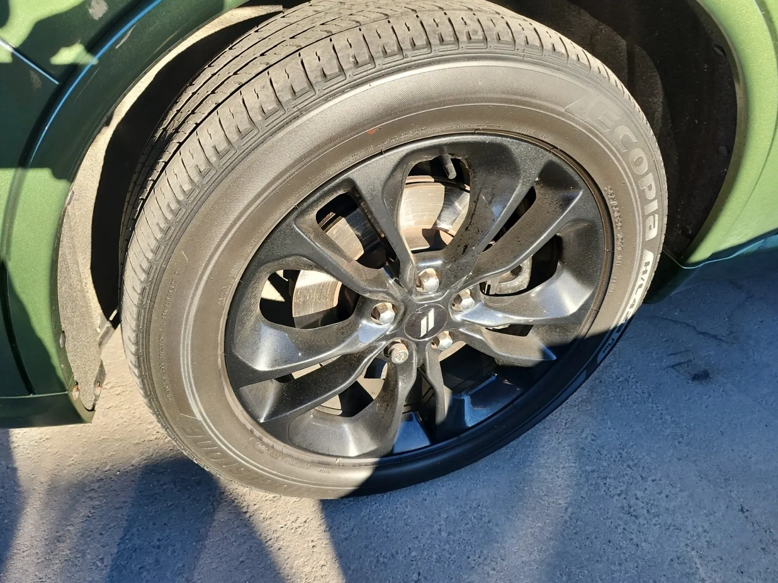 Front driver wheel/tire photo