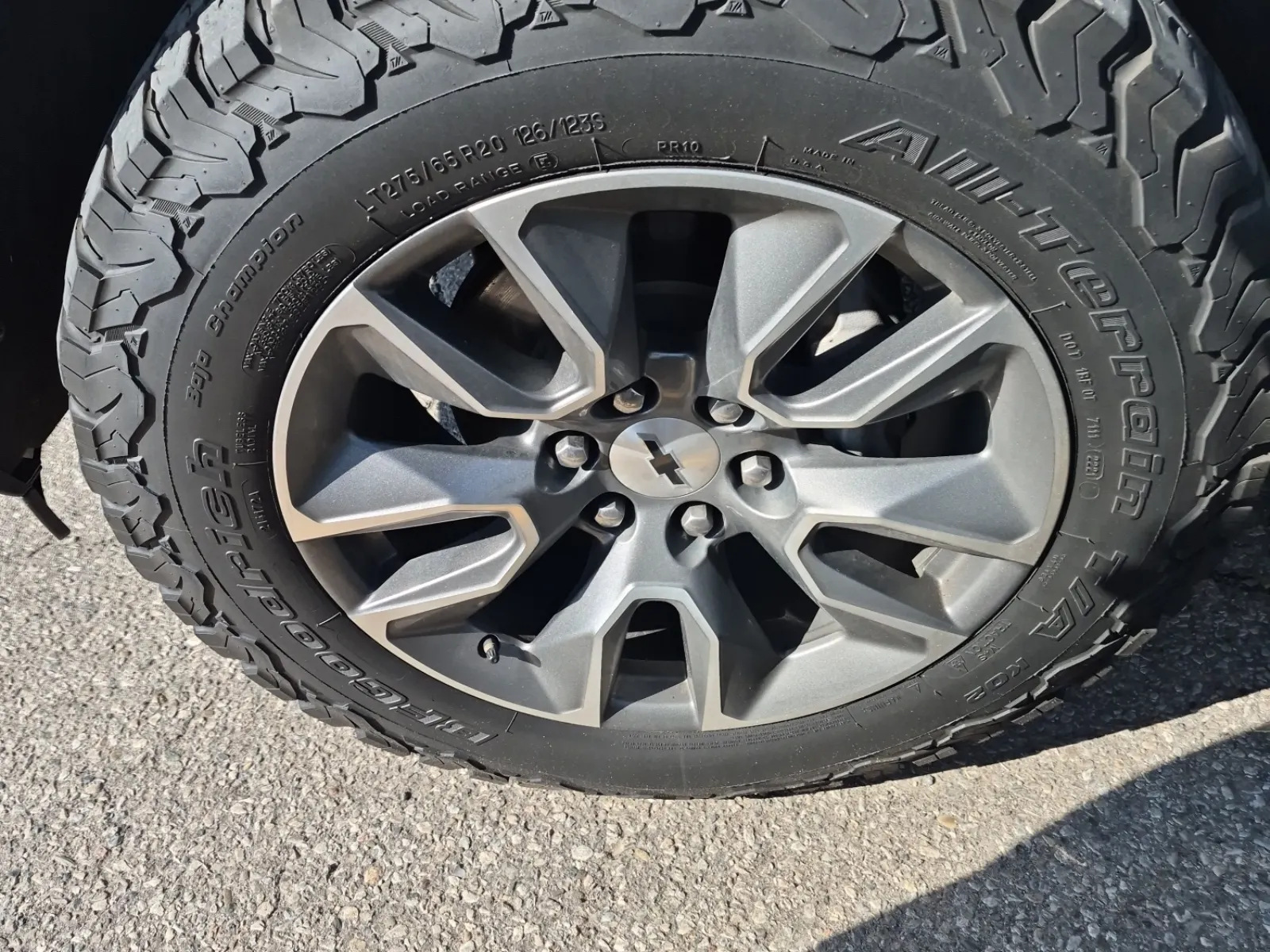 Front driver wheel/tire photo