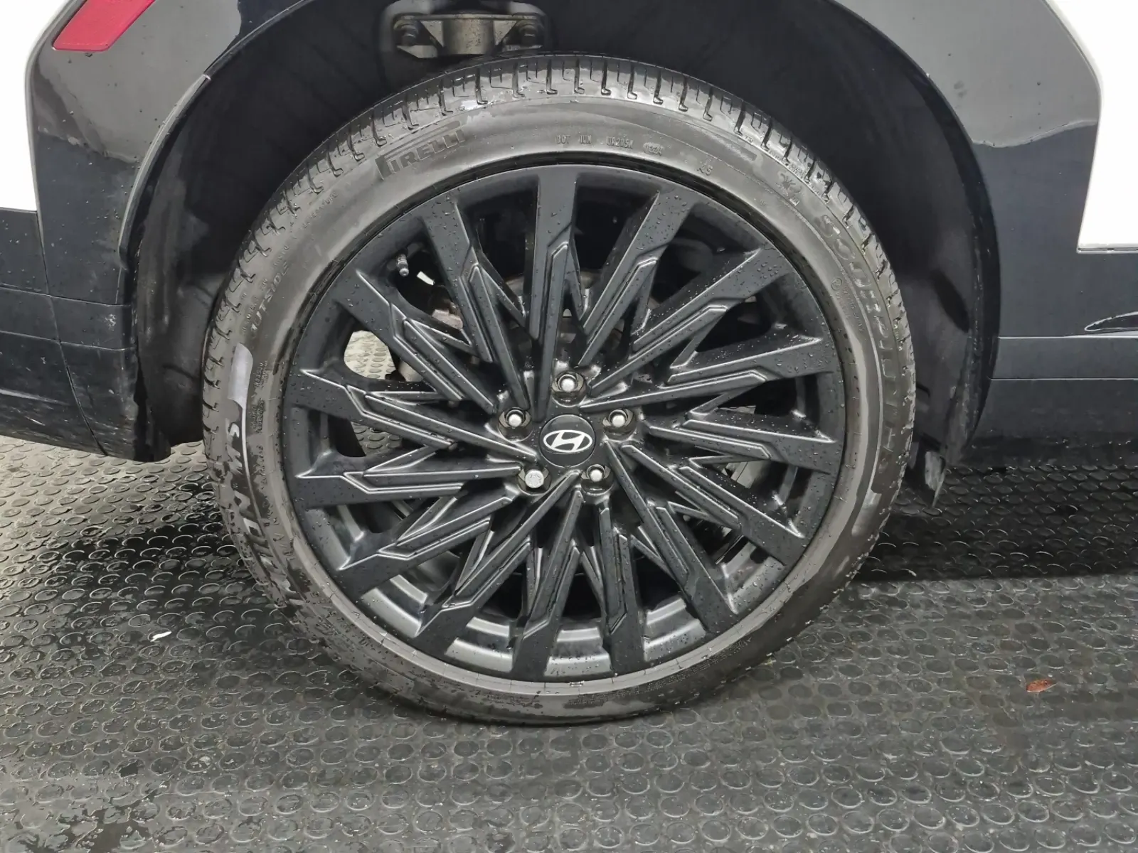 Right Rear Wheel/Tire Photo