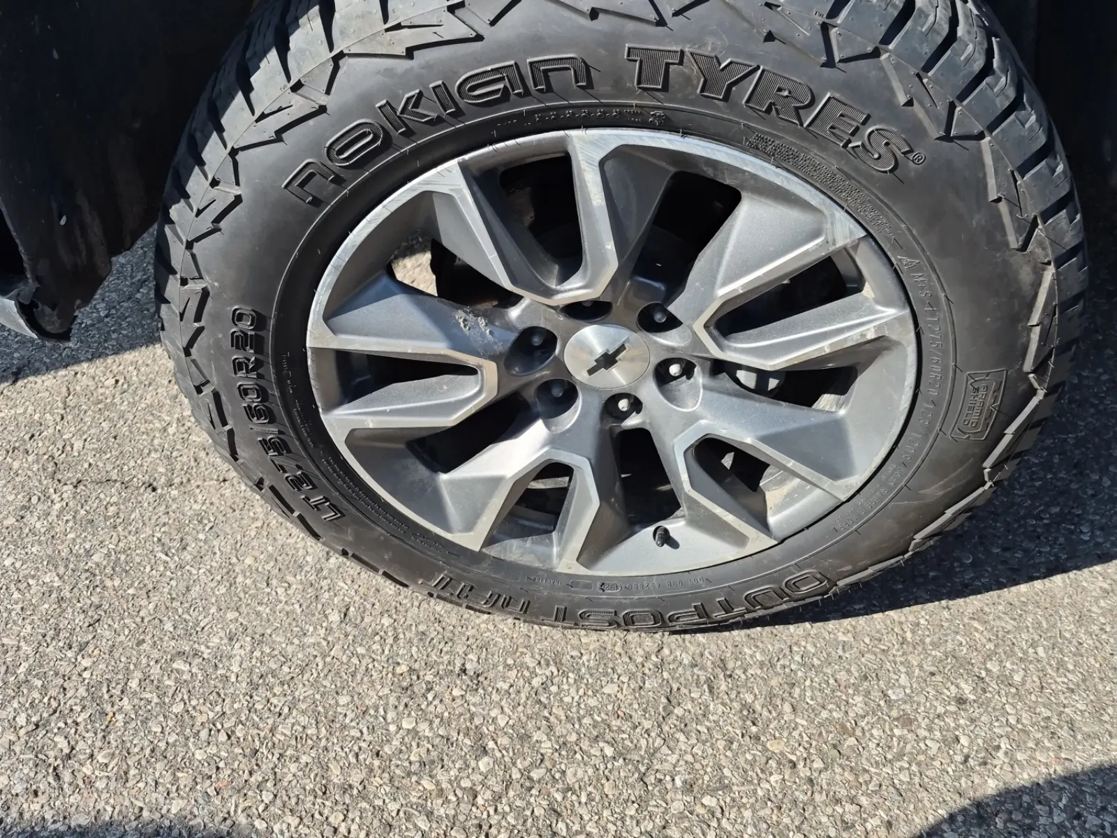Front driver wheel/tire photo