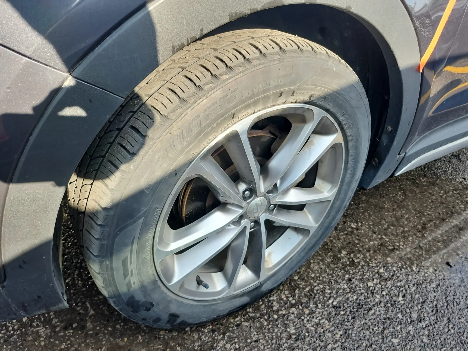 Front driver wheel/tire photo