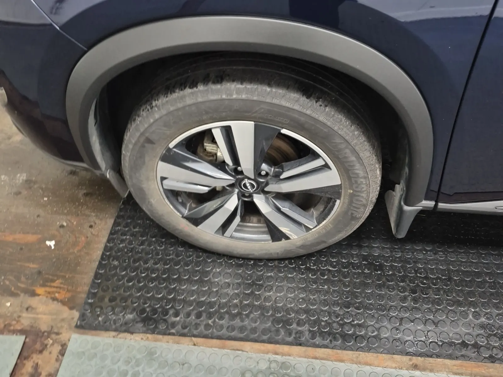 Front driver wheel/tire photo