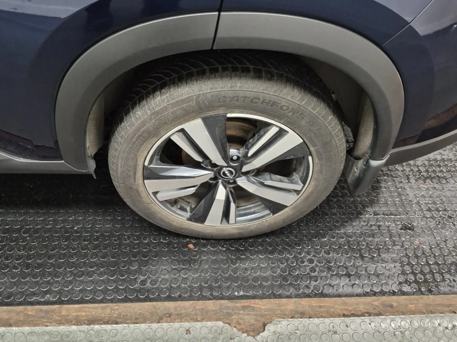 Left Rear Wheel/Tire Photo
