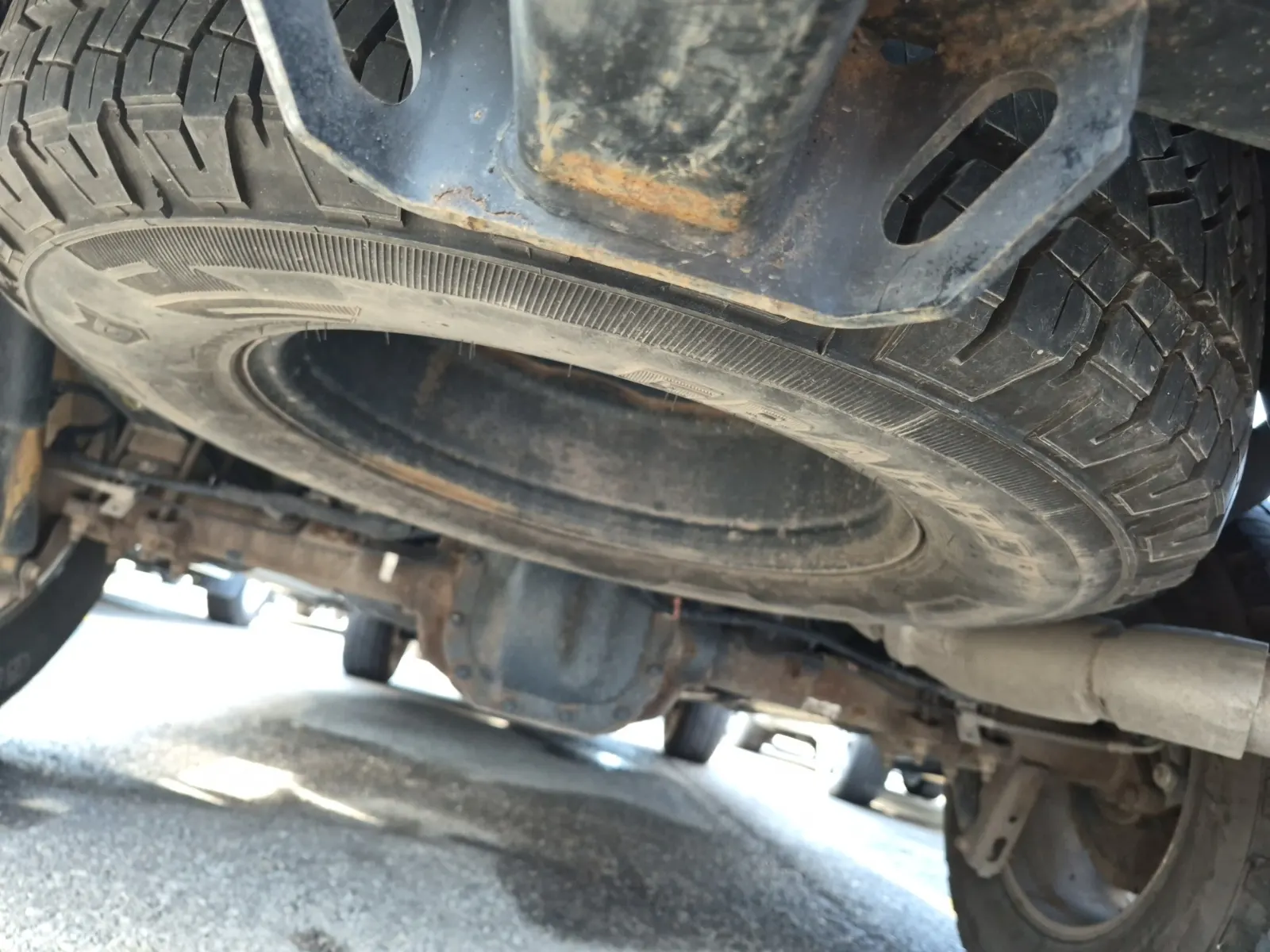 Undercarriage - Rear Photo