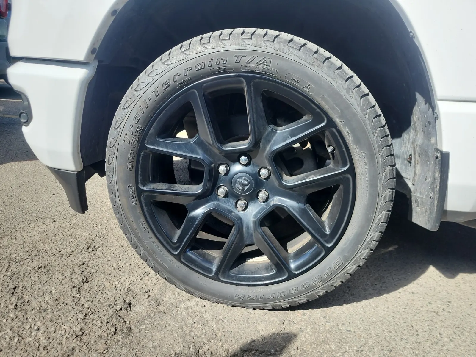 Front driver wheel/tire photo