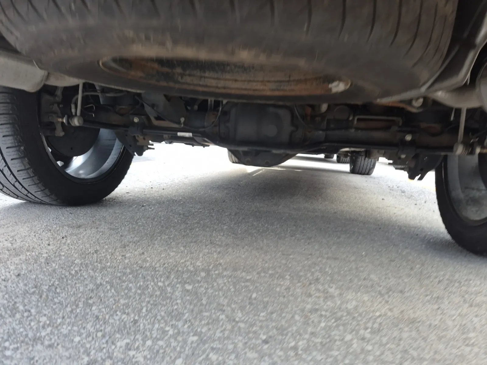 Undercarriage - Rear Photo