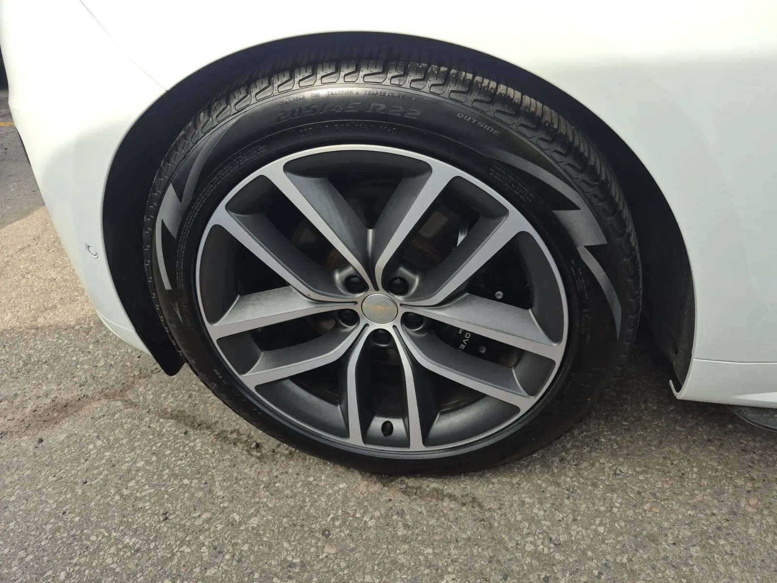 Front driver wheel/tire photo
