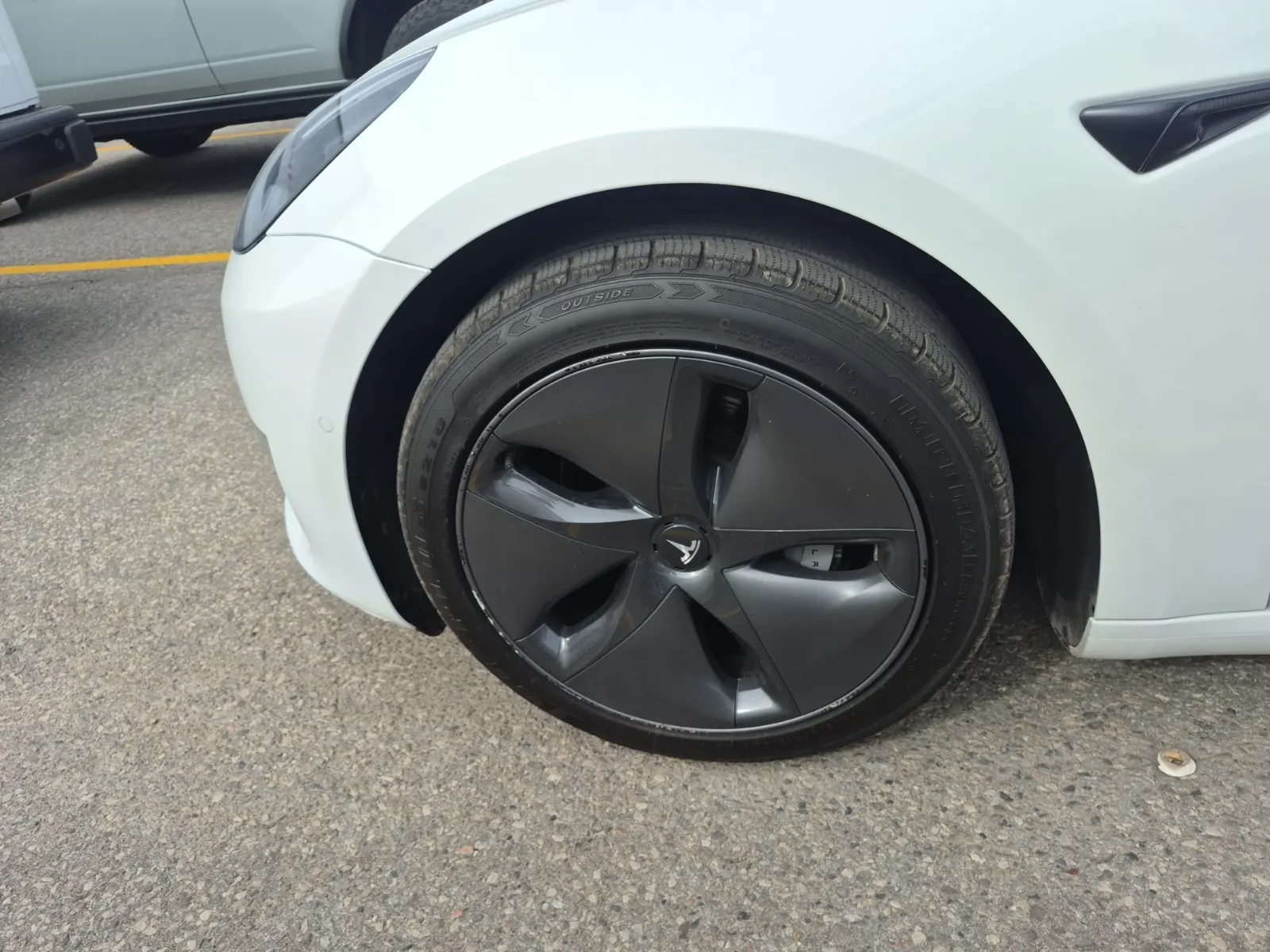 Front driver wheel/tire photo