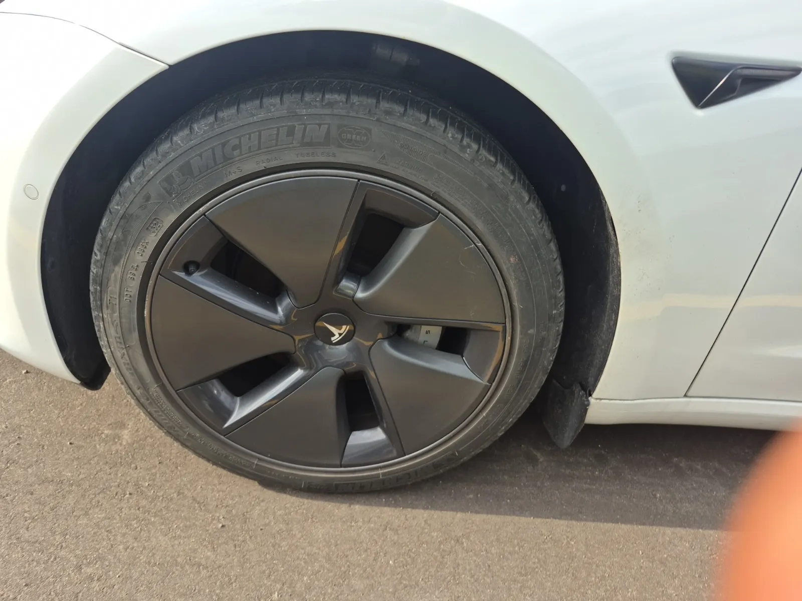 Front driver wheel/tire photo