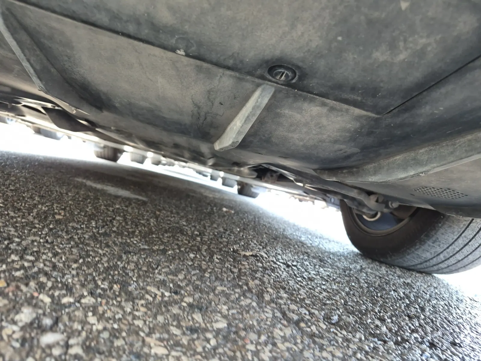 Undercarriage - Rear Photo