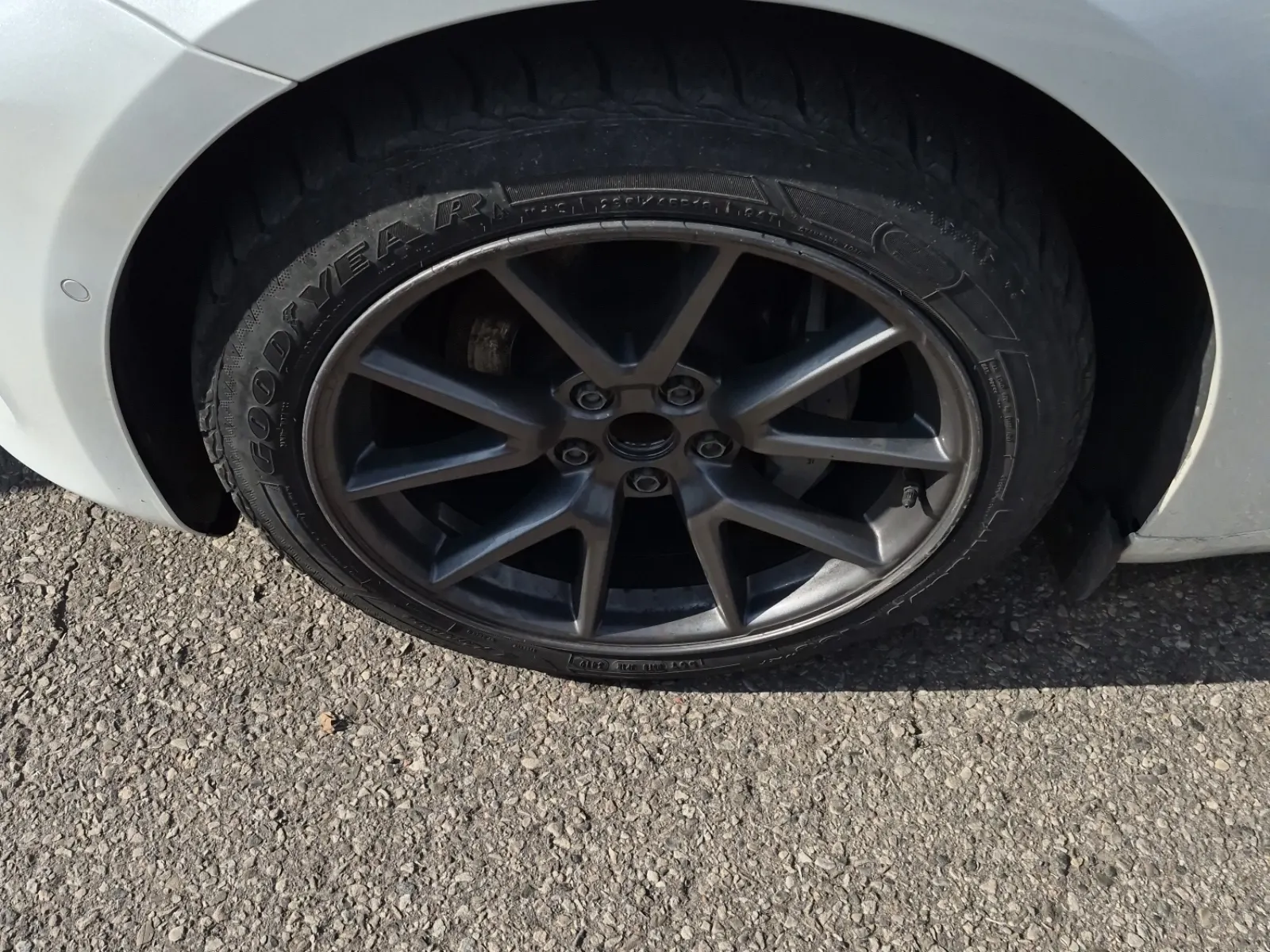 Front driver wheel/tire photo