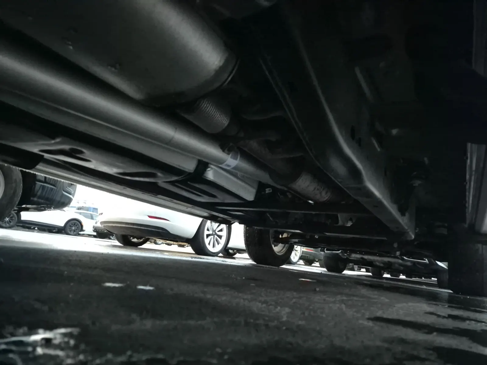Undercarriage - Passenger Photo