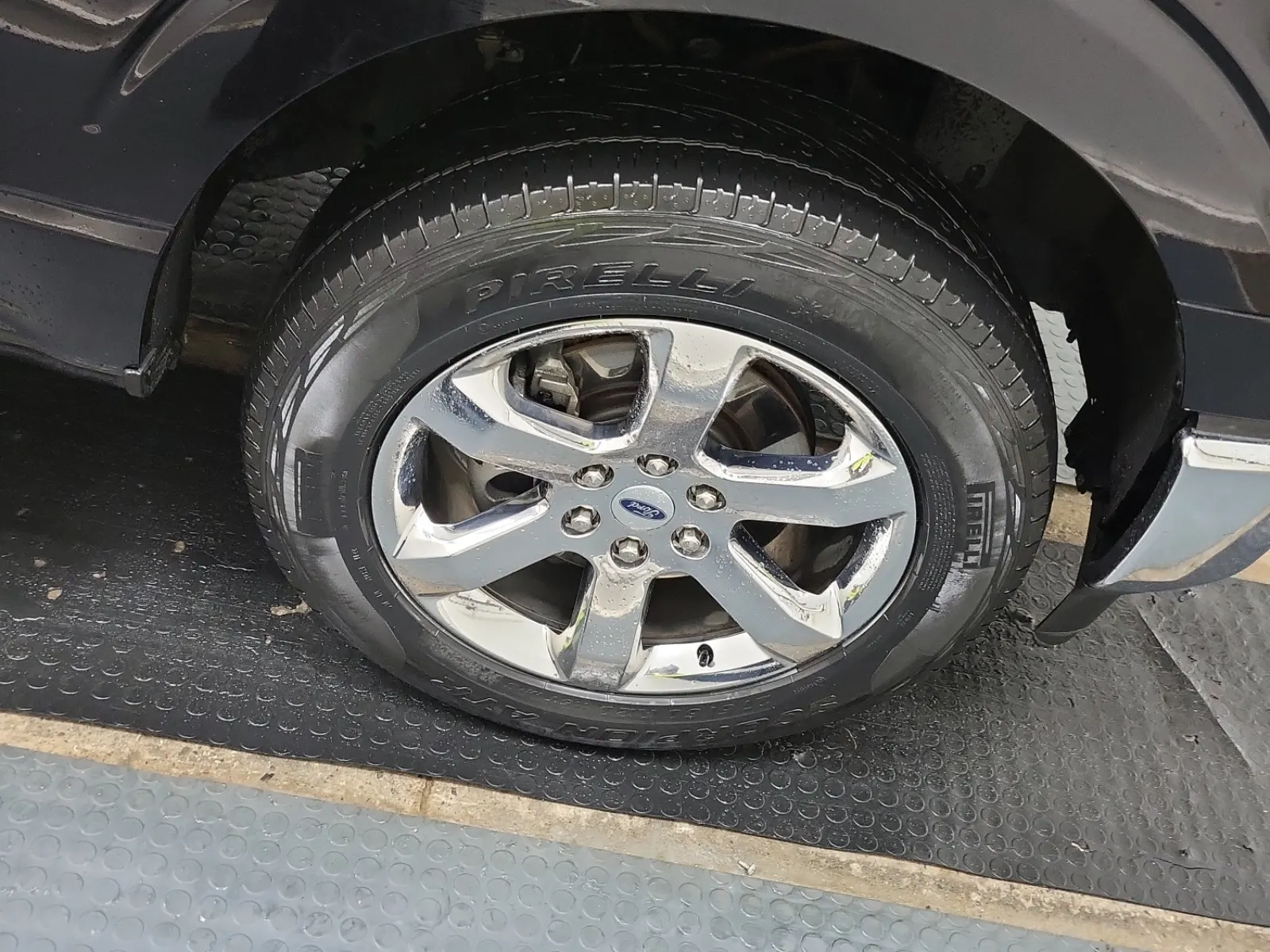 Right Front Wheel/Tire Photo