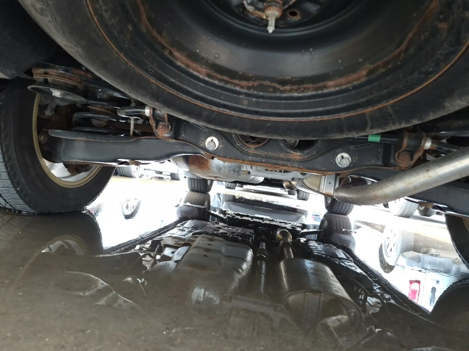 Undercarriage - Rear Photo