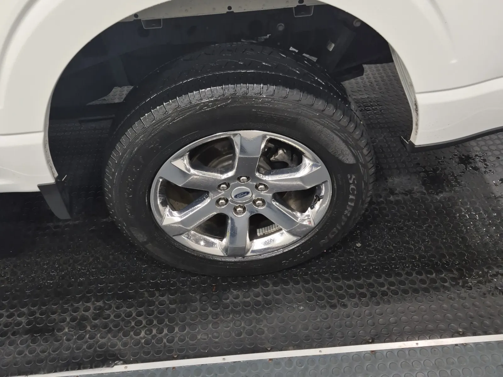 Left Rear Wheel/Tire Photo
