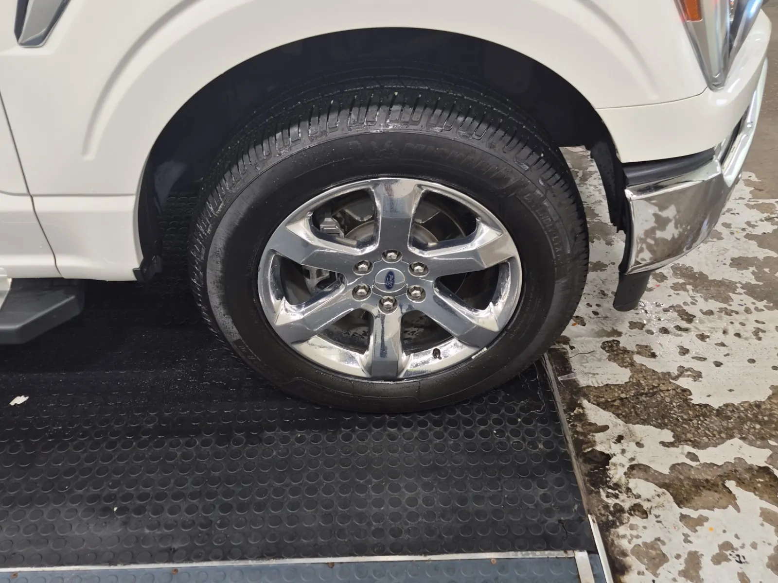 Right Front Wheel/Tire Photo