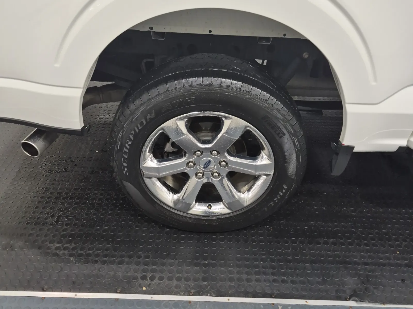 Right Rear Wheel/Tire Photo