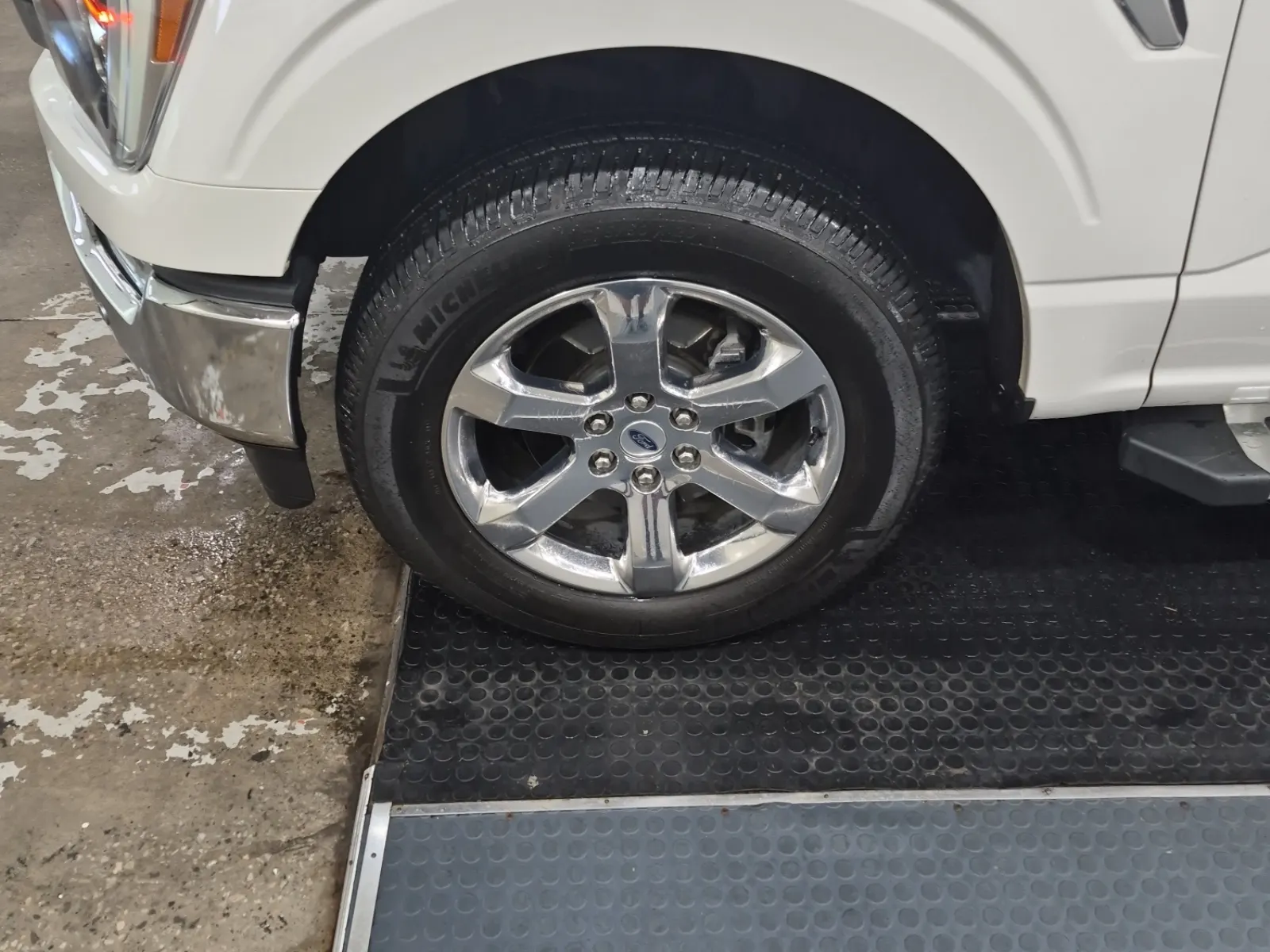Front driver wheel/tire photo