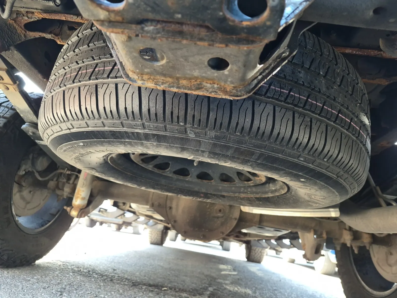 Undercarriage - Rear Photo