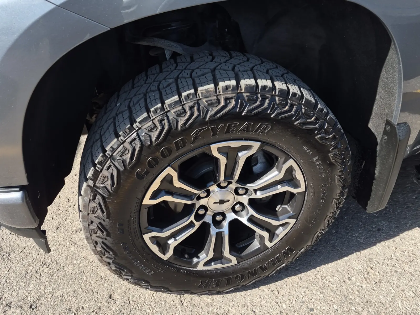 Front driver wheel/tire photo