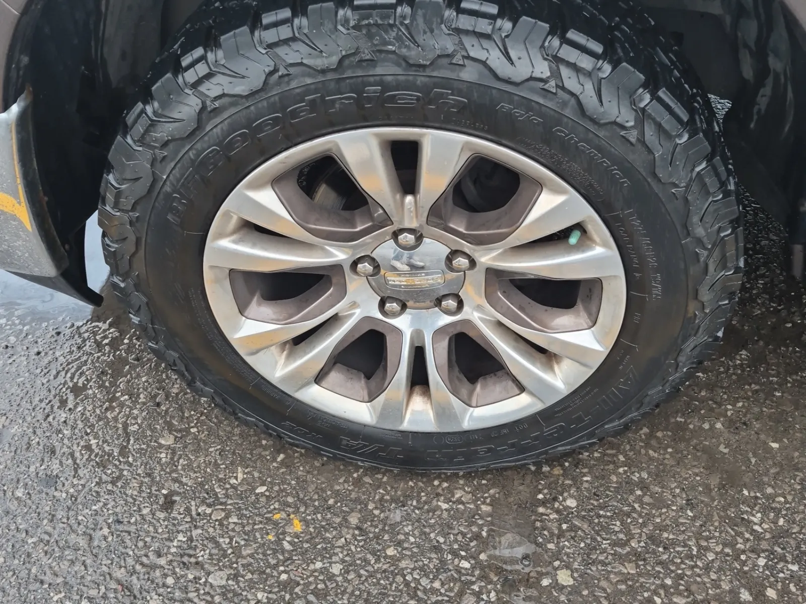 Front driver wheel/tire photo