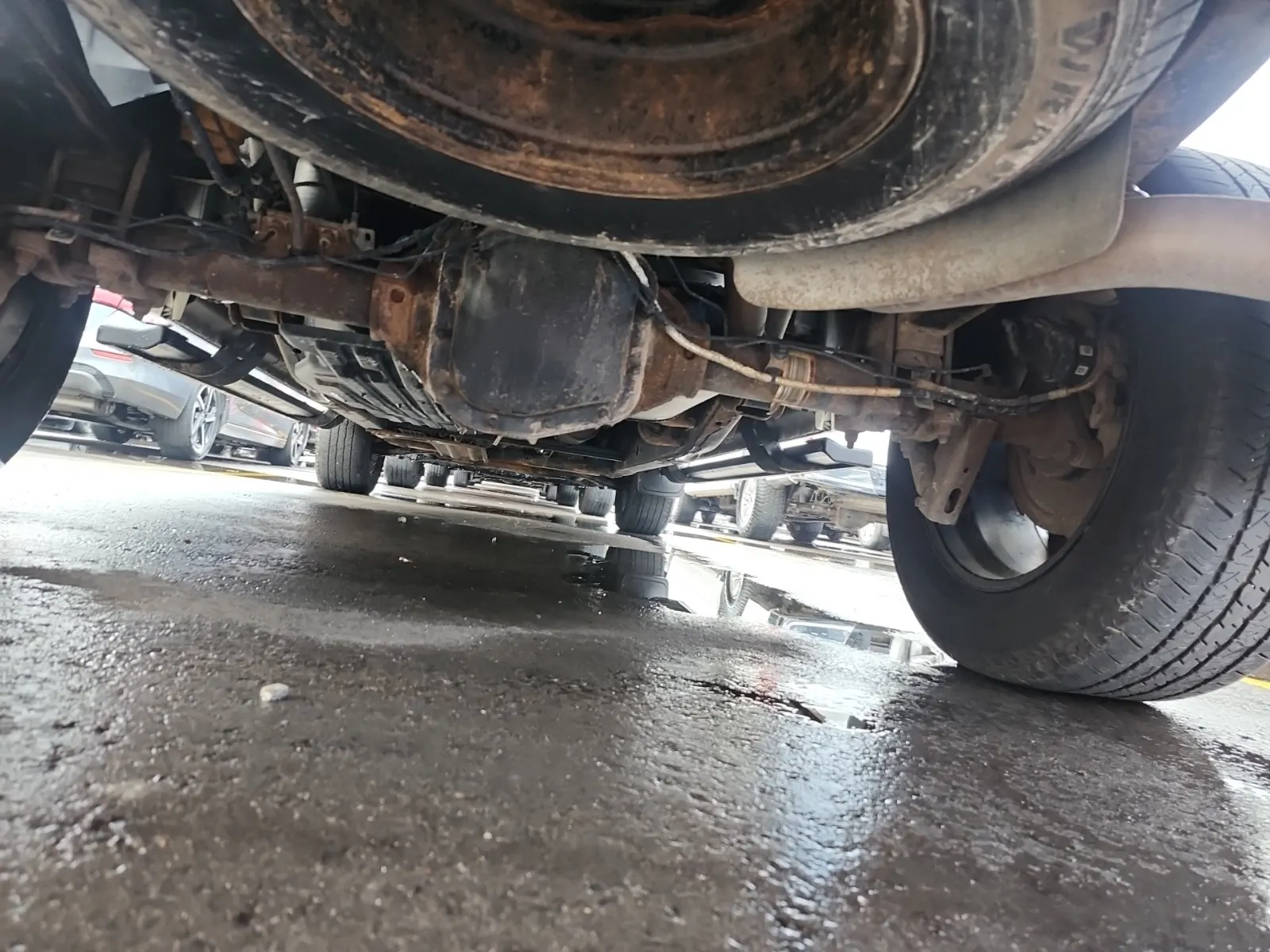 Undercarriage - Rear Photo
