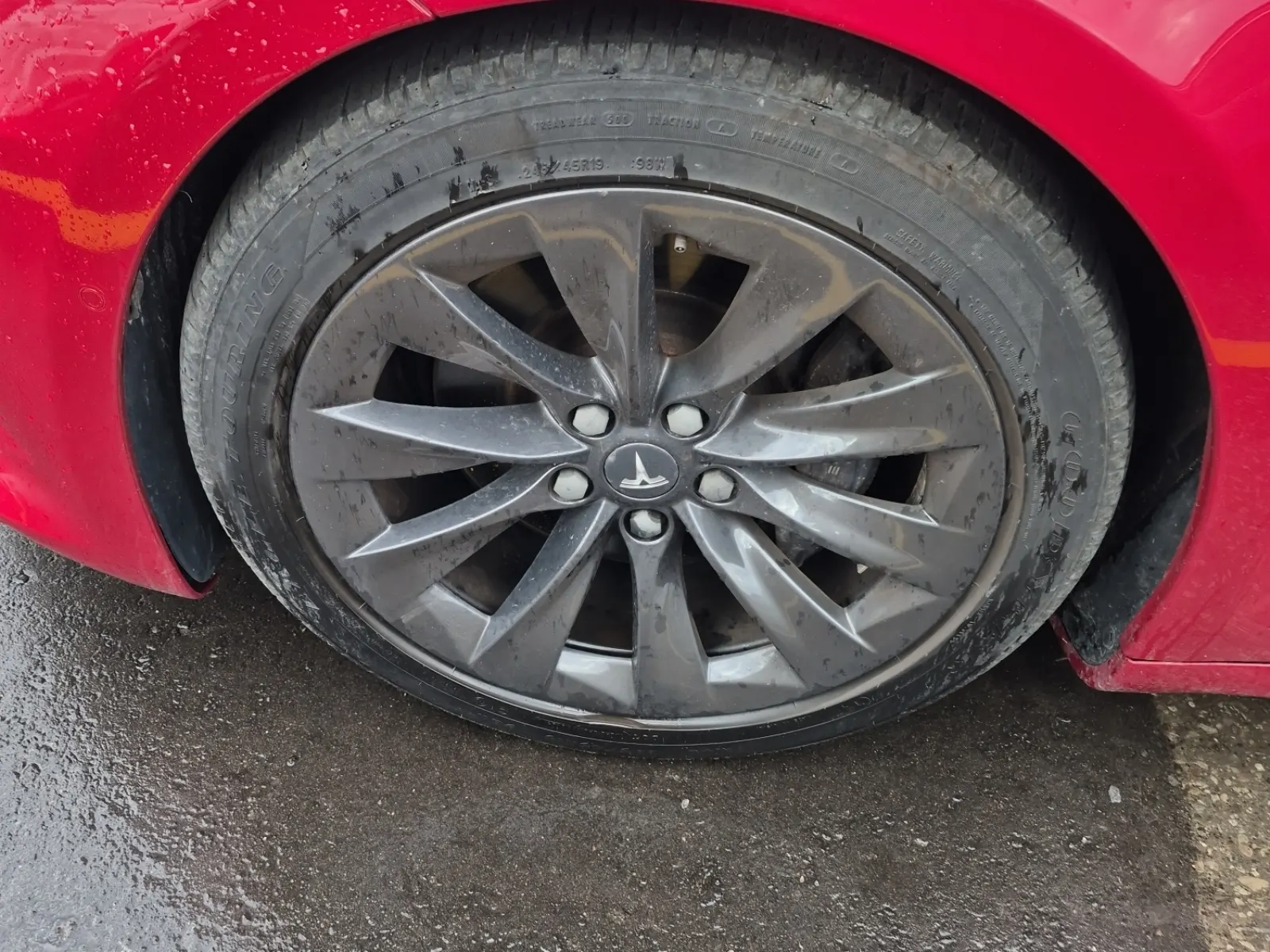 Front driver wheel/tire photo