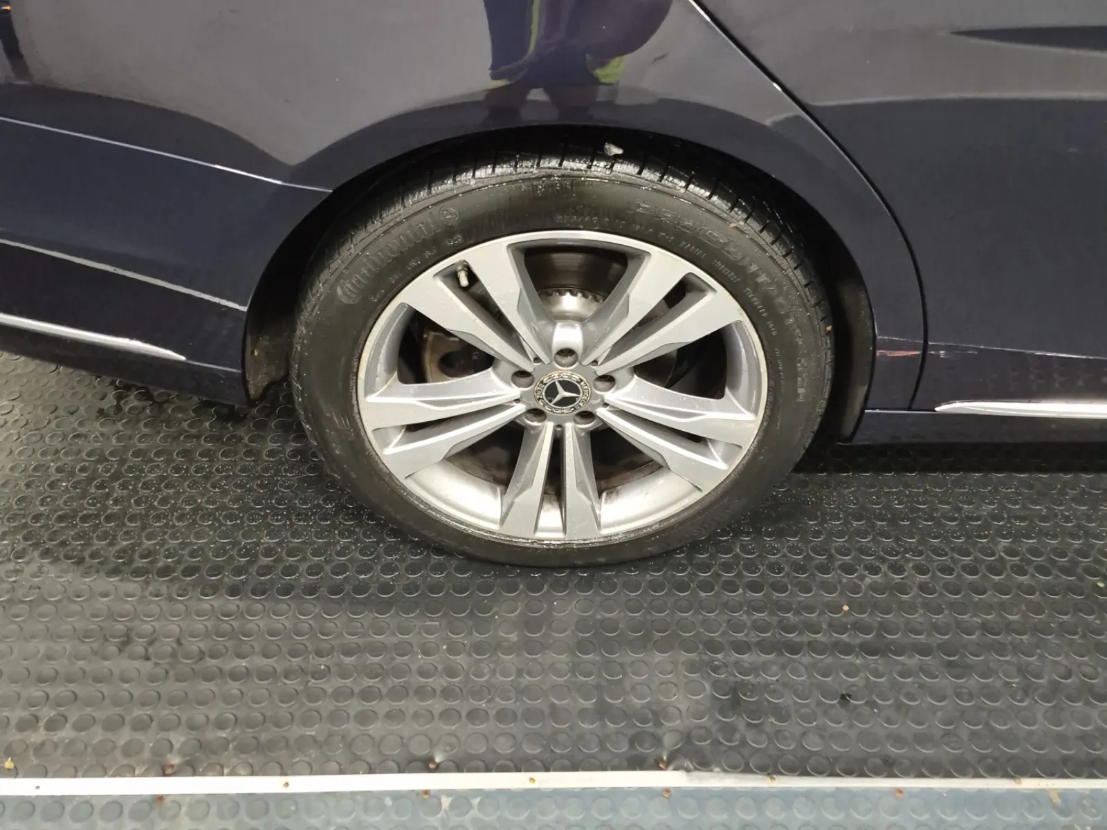 Right Rear Wheel/Tire Photo