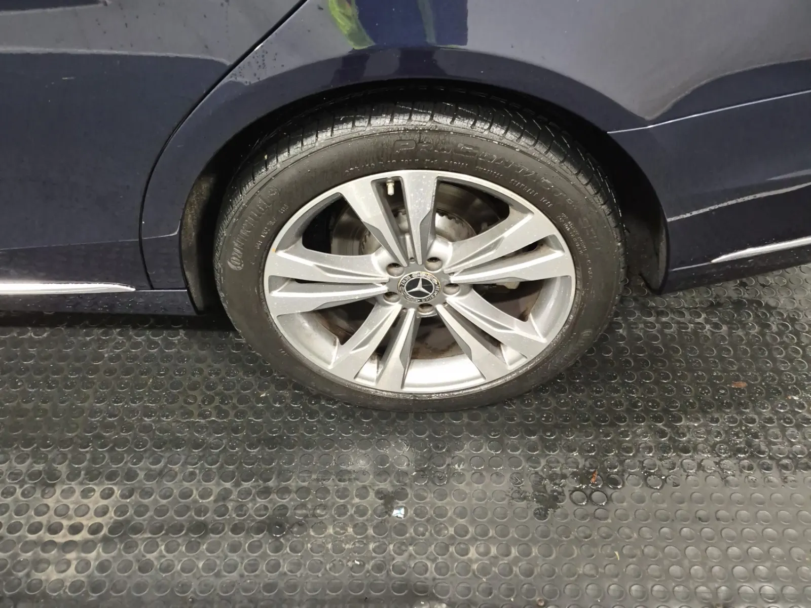 Left Rear Wheel/Tire Photo