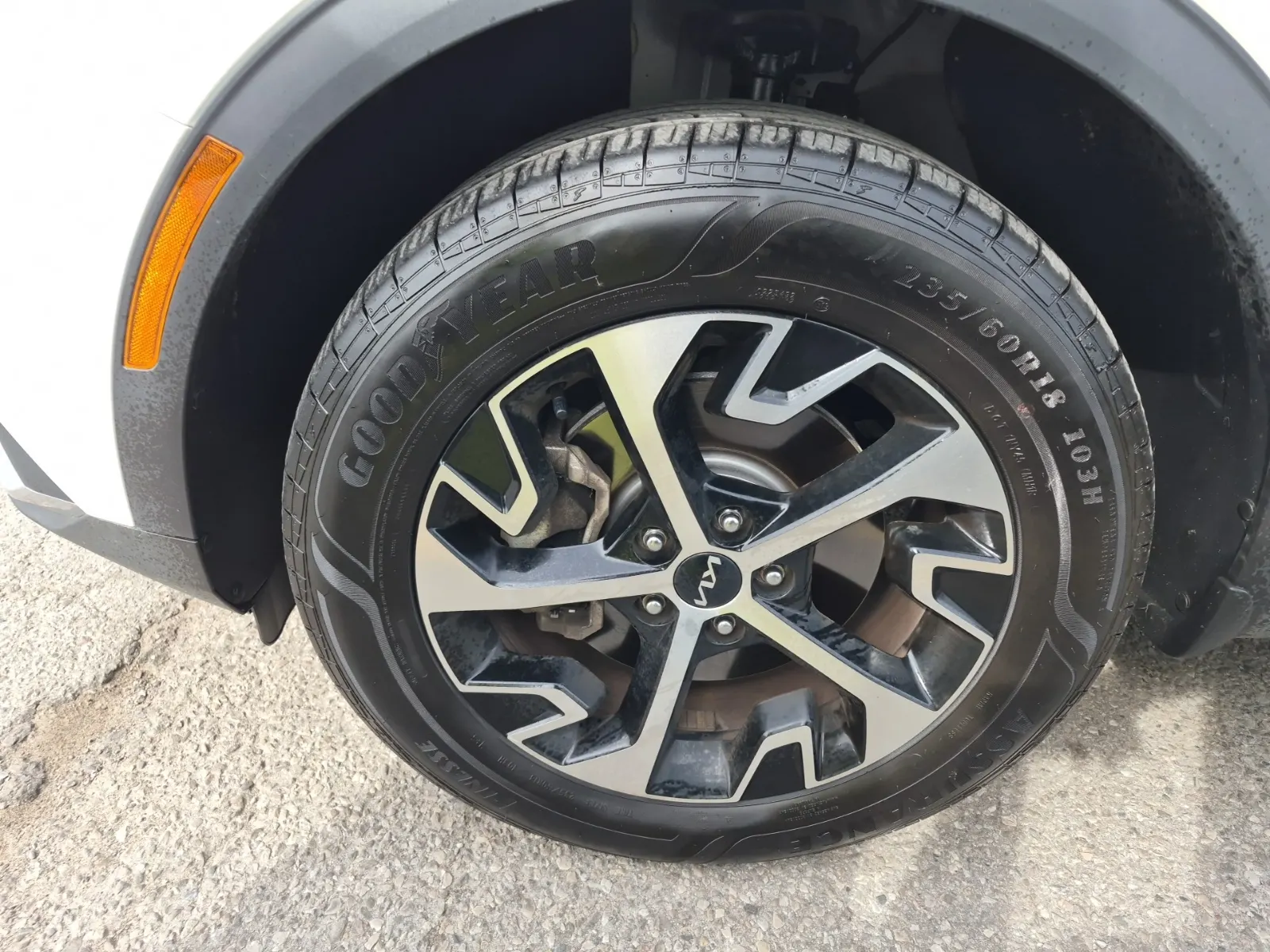 Front driver wheel/tire photo