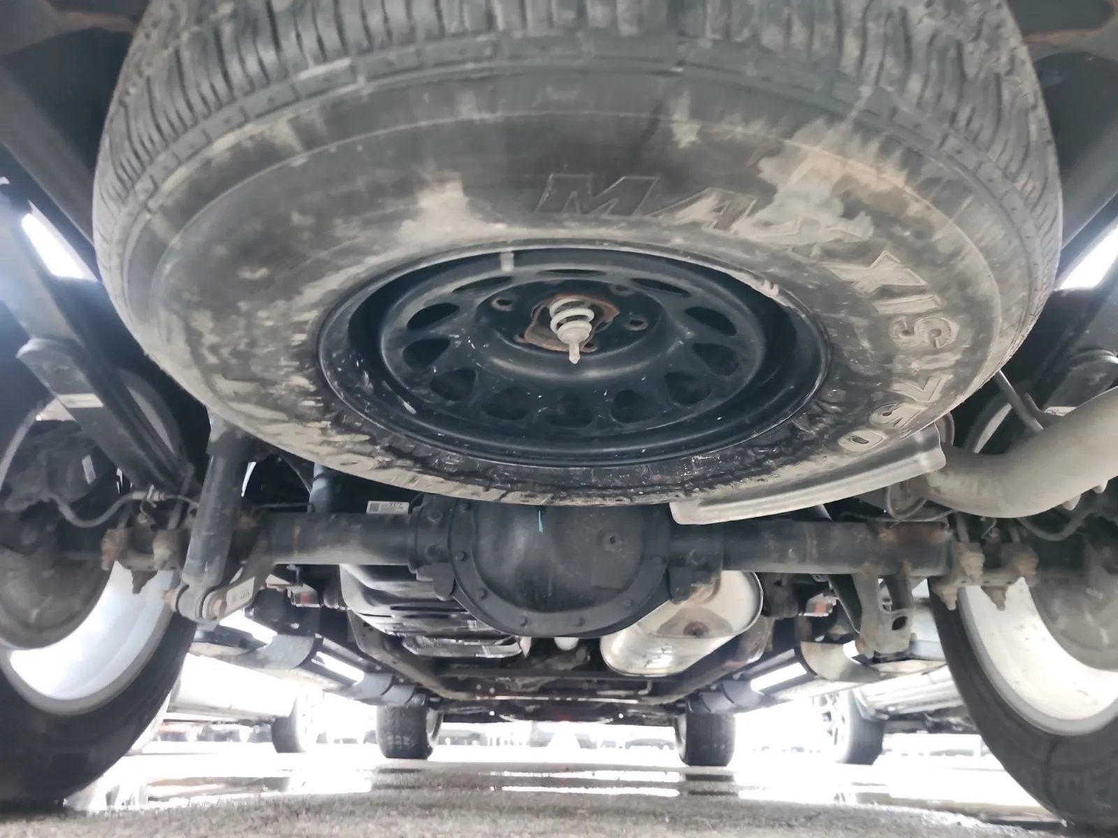 Undercarriage - Rear Photo