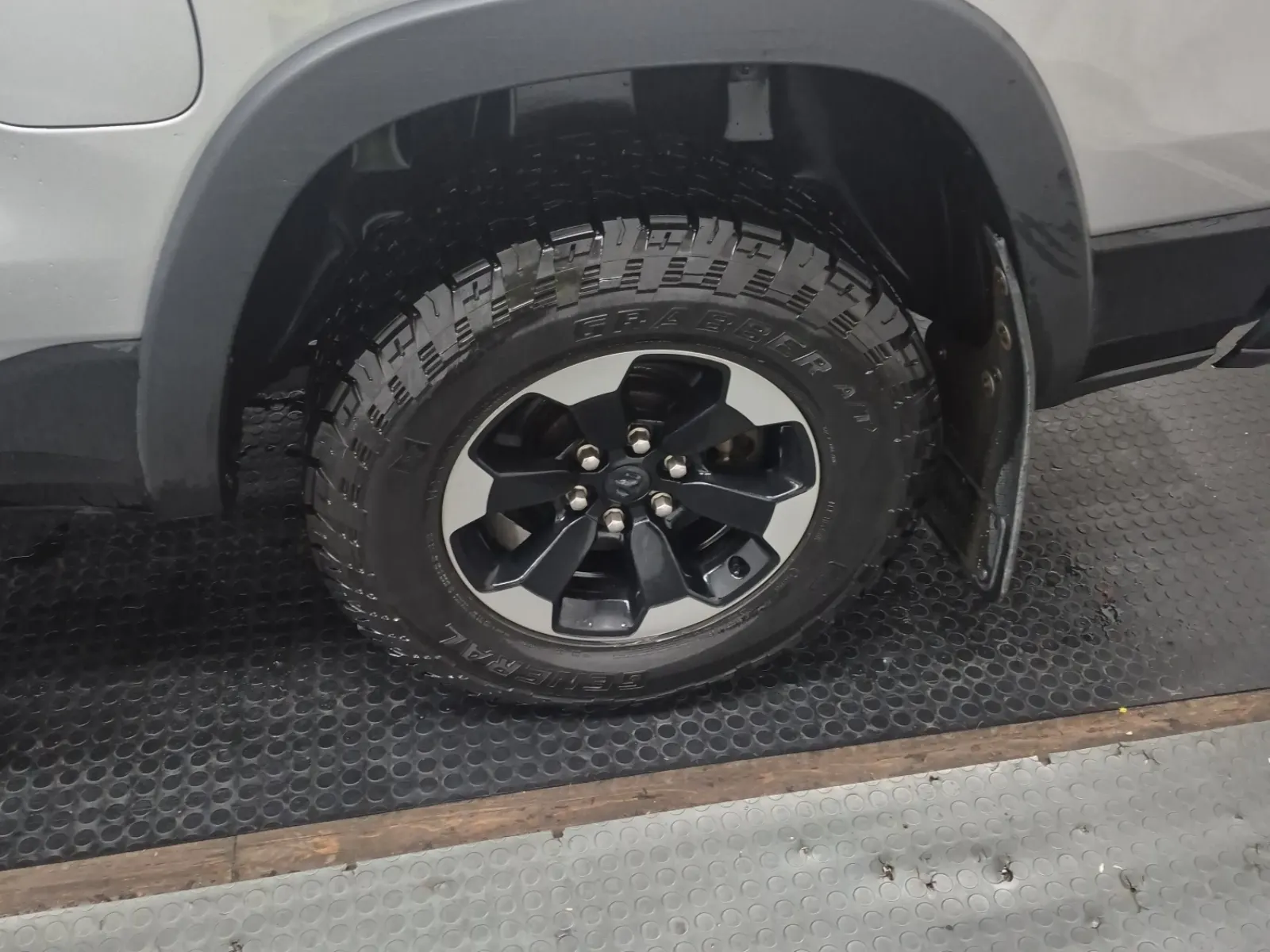 Left Rear Wheel/Tire Photo