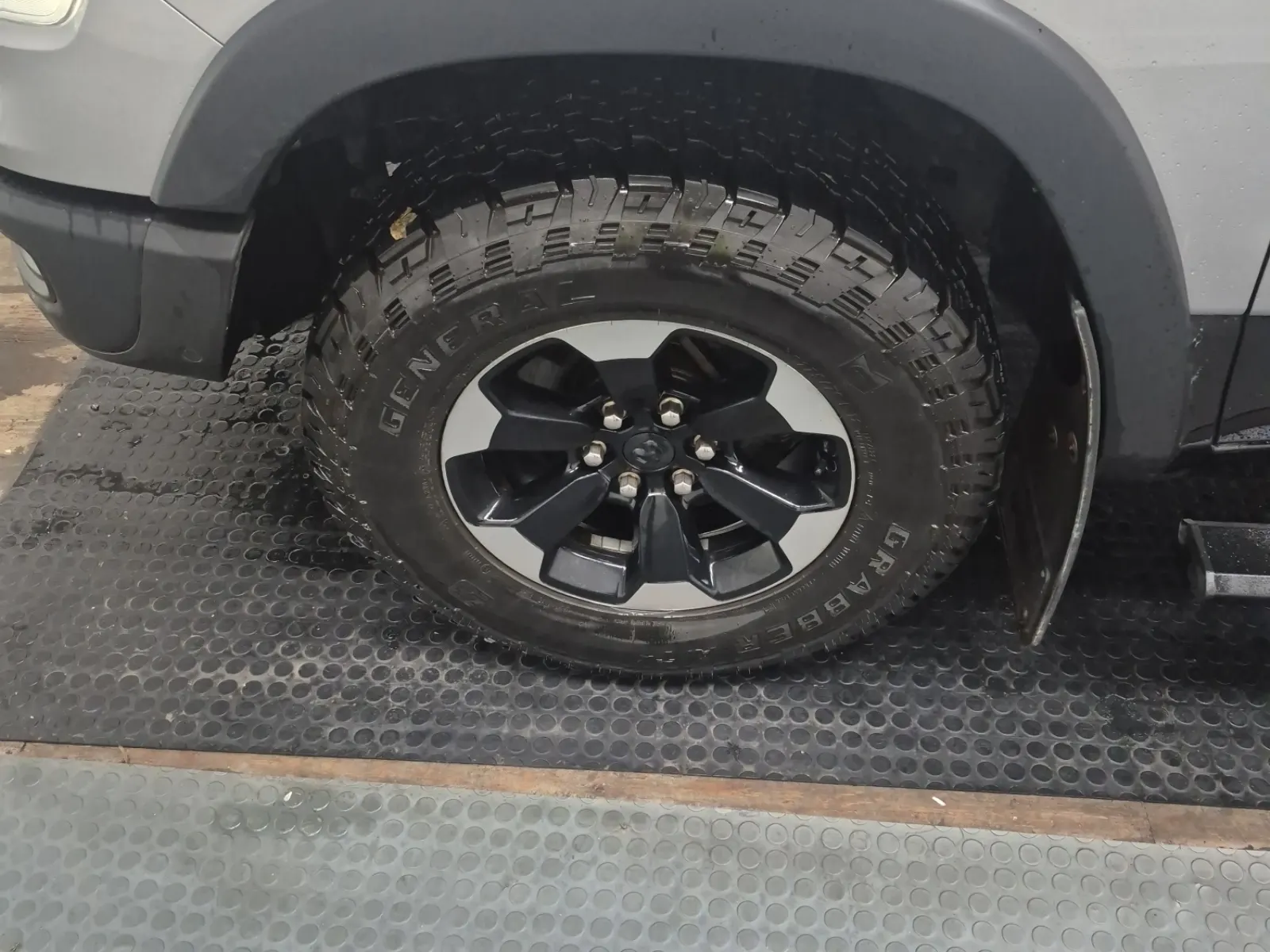 Front driver wheel/tire photo
