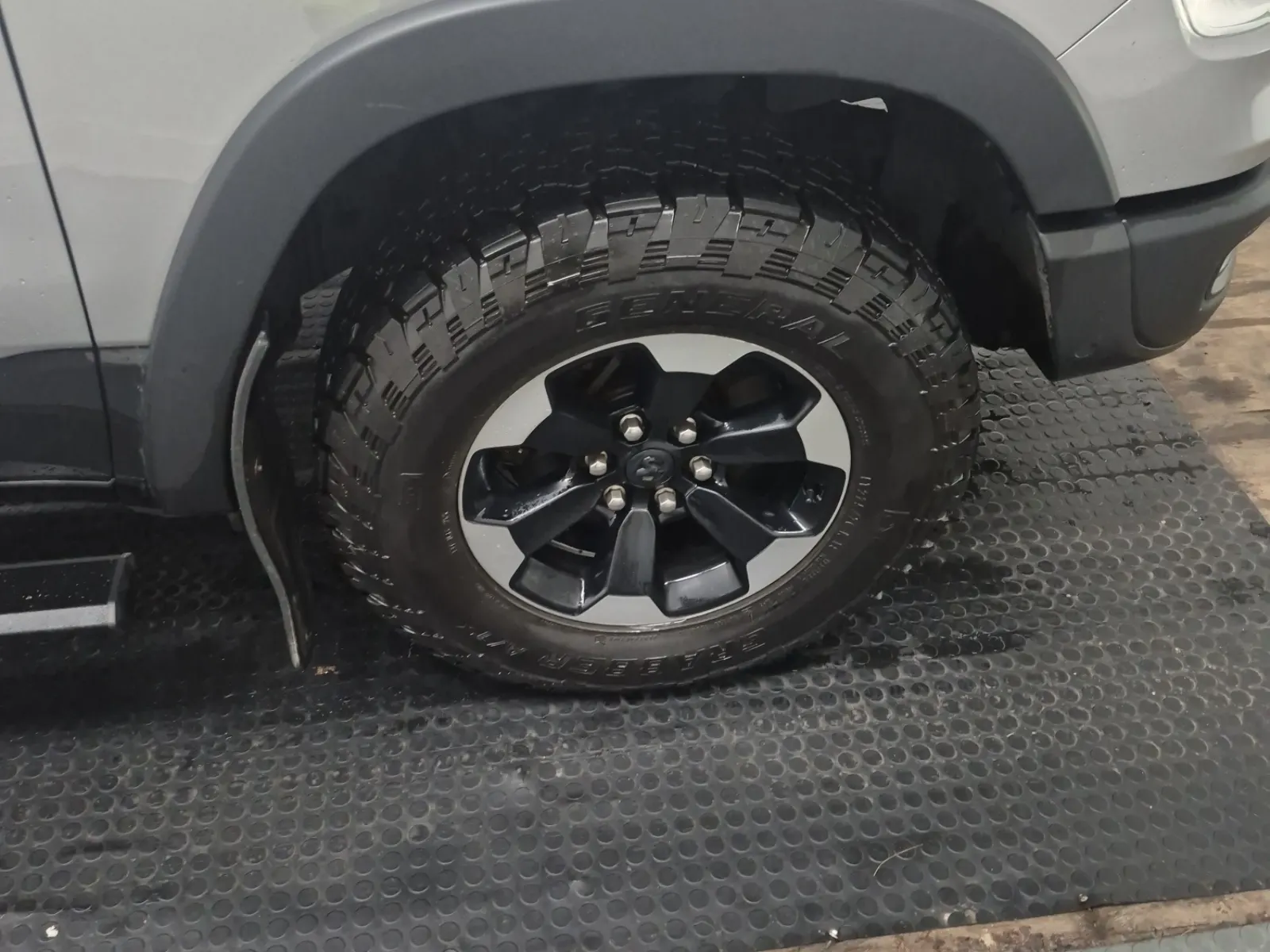 Right Front Wheel/Tire Photo