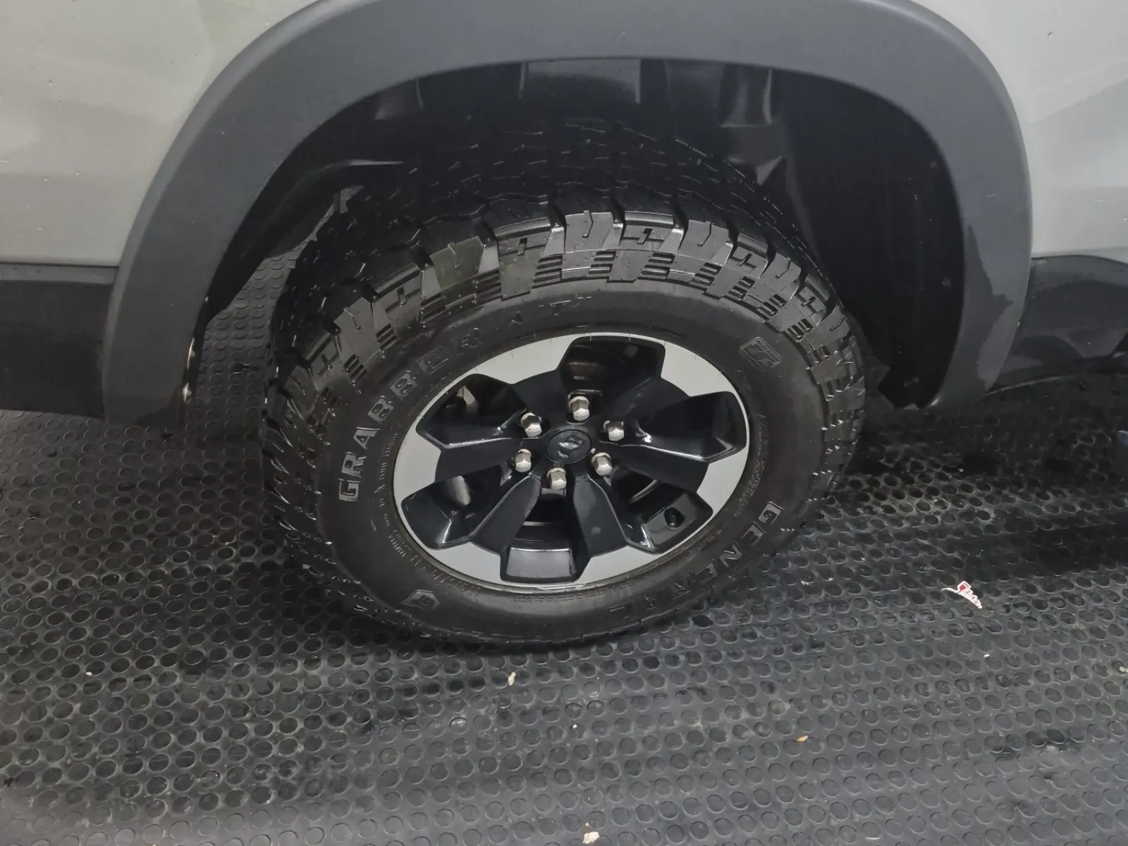 Right Rear Wheel/Tire Photo