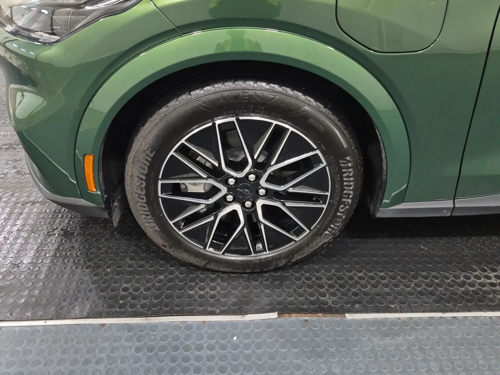 Front driver wheel/tire photo