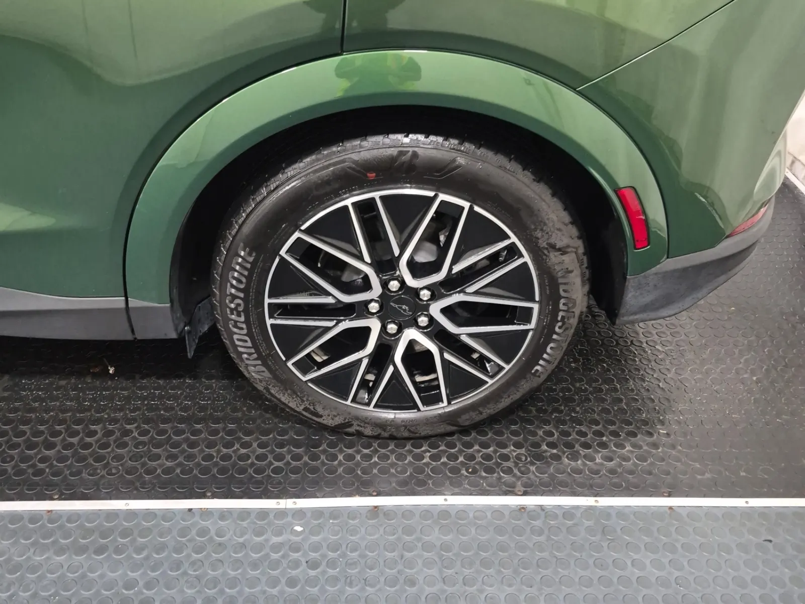Left Rear Wheel/Tire Photo