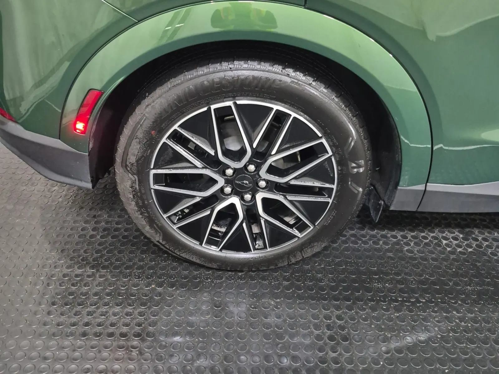 Right Rear Wheel/Tire Photo