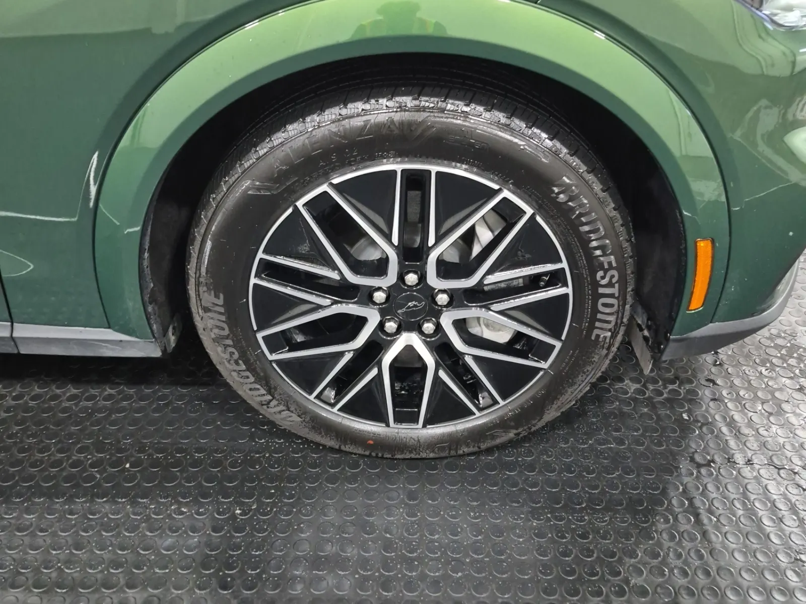 Right Front Wheel/Tire Photo