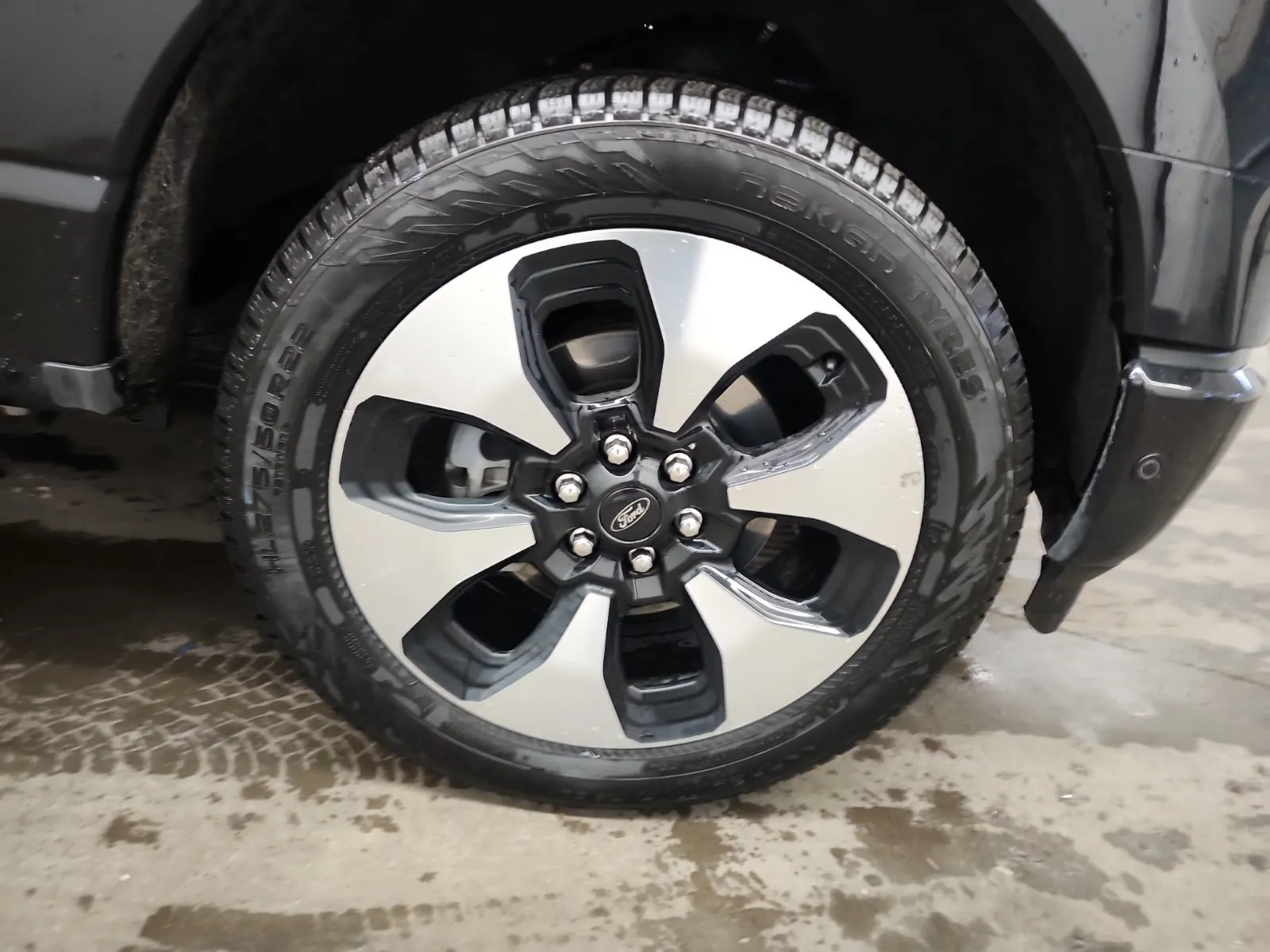 Right Front Wheel/Tire Photo