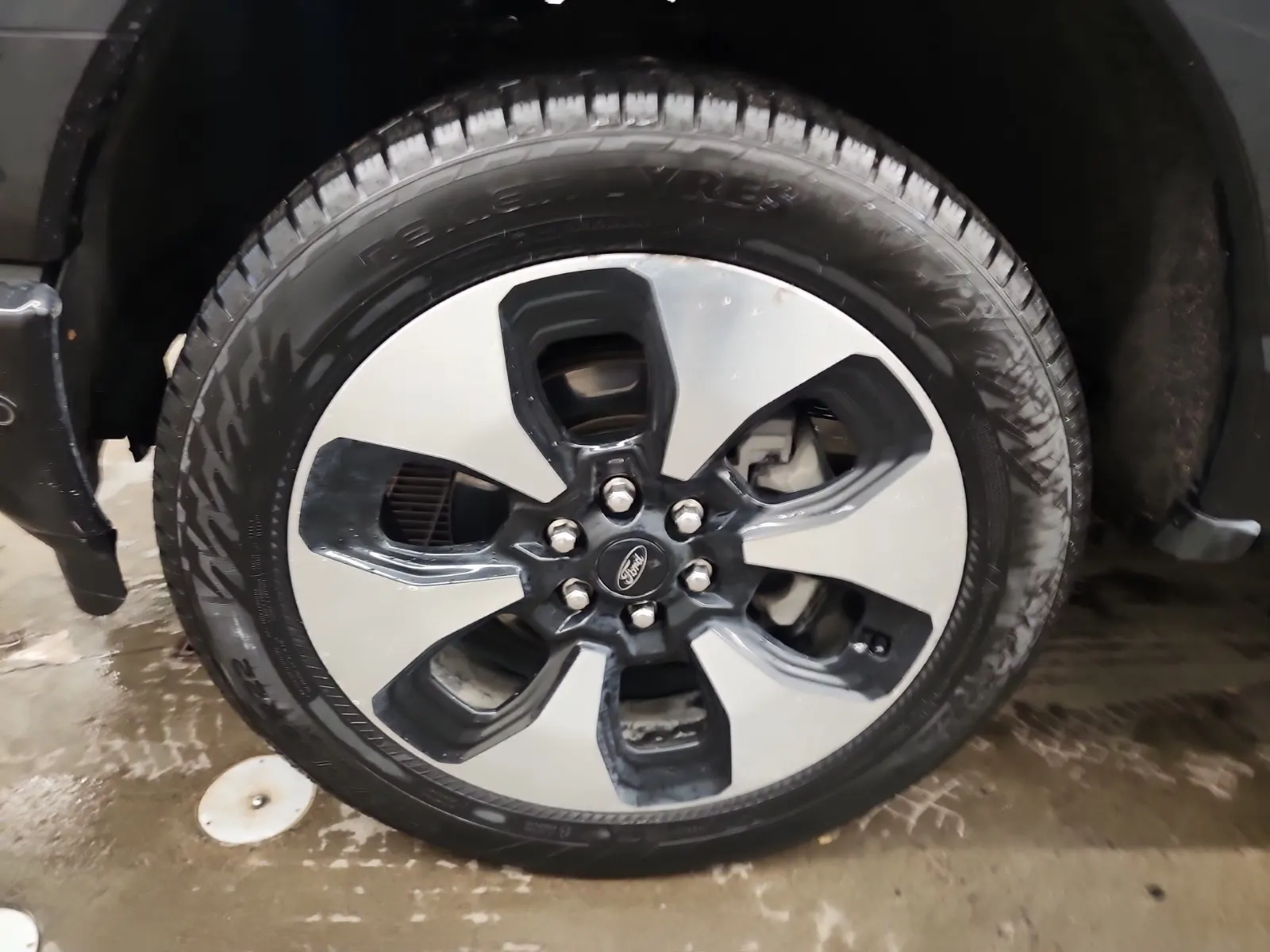 Front driver wheel/tire photo