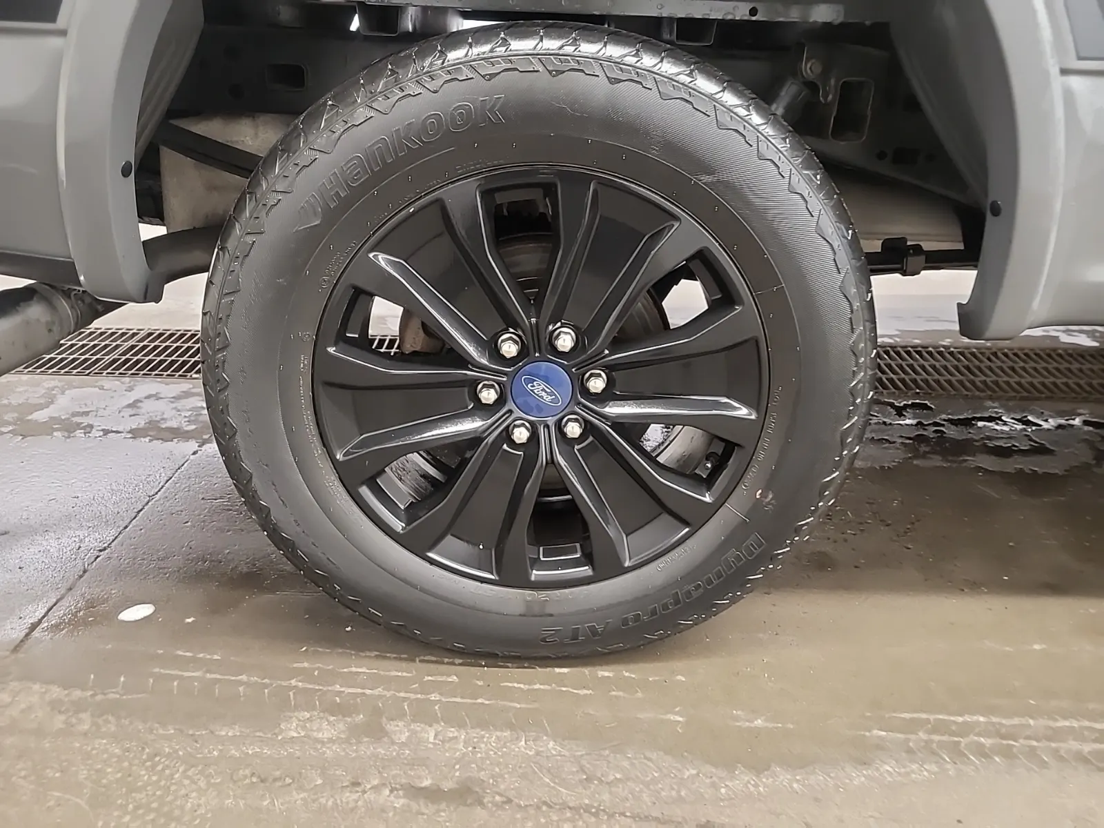 Right Rear Wheel/Tire Photo