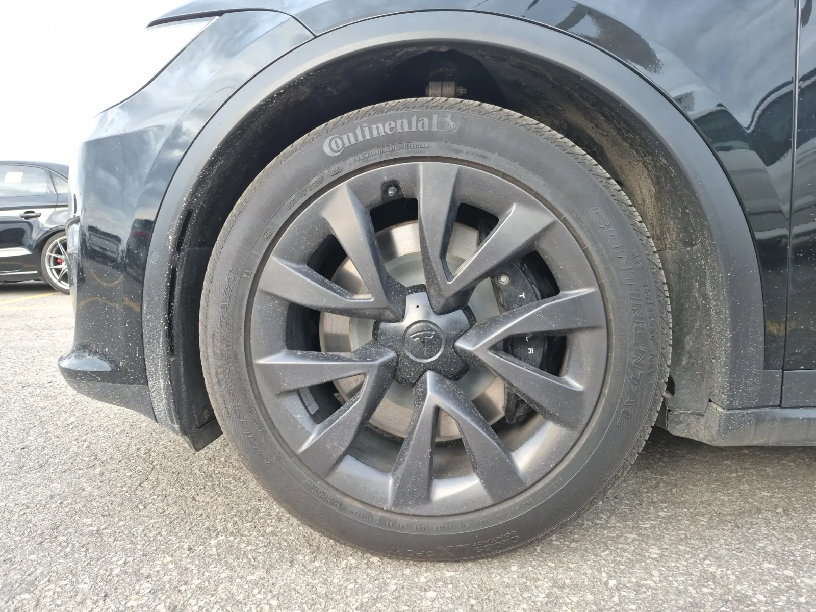 Front driver wheel/tire photo