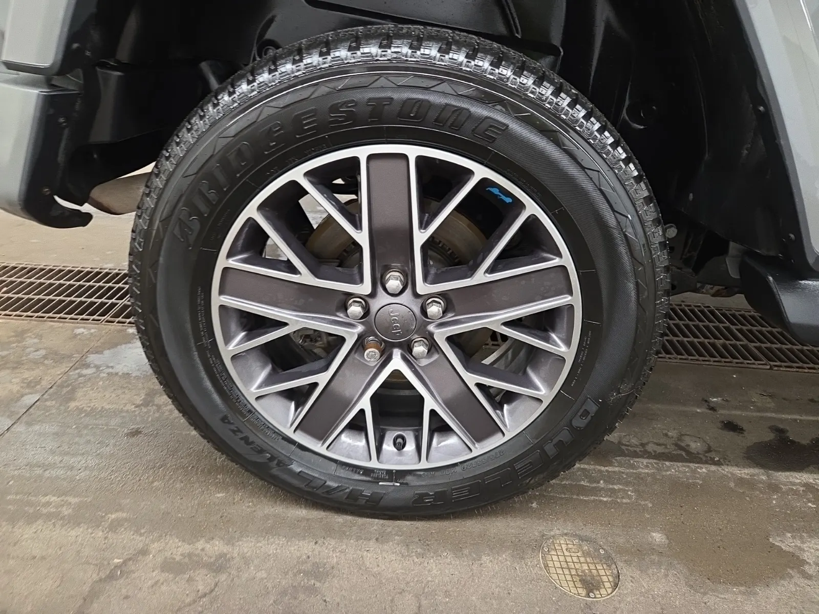 Right Rear Wheel/Tire Photo