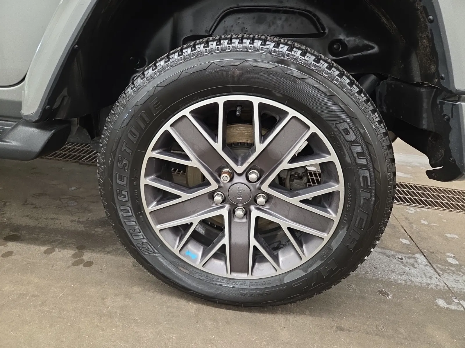 Left Rear Wheel/Tire Photo