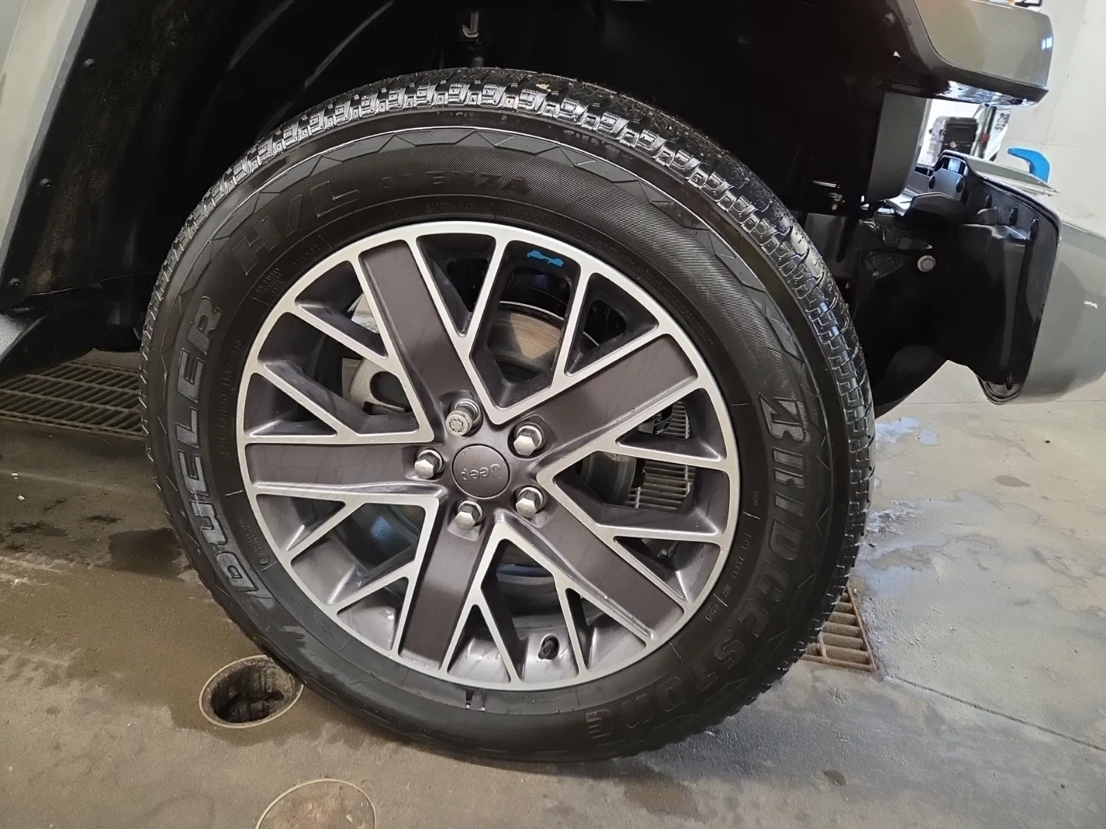 Right Front Wheel/Tire Photo