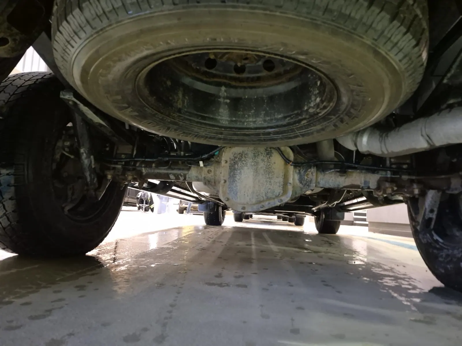Undercarriage - Rear Photo
