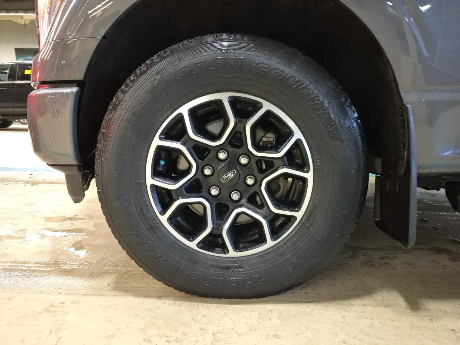 Front driver wheel/tire photo
